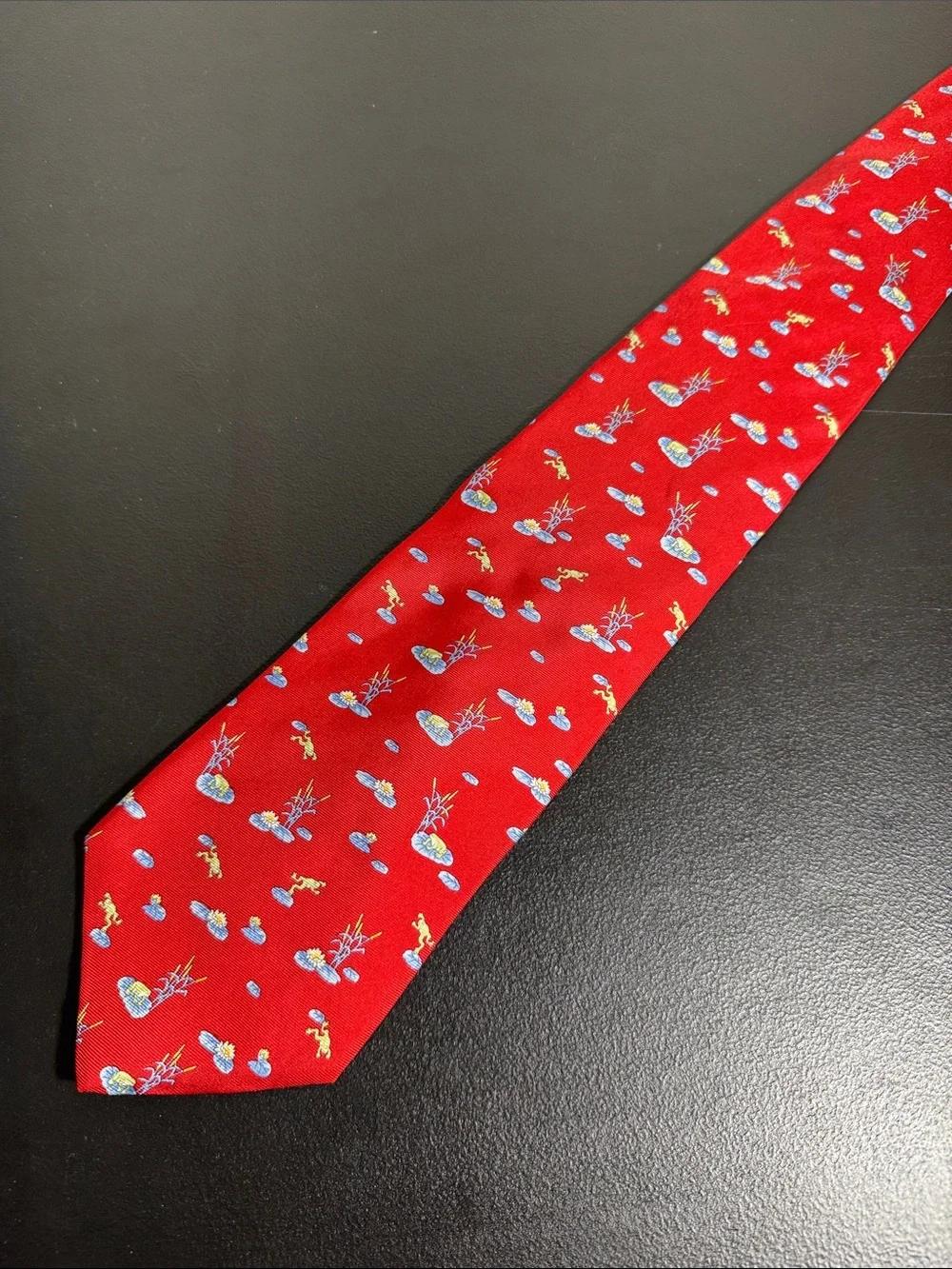 Brooks Brothers mens red pond frog pattern 100% silk neck tie EUC